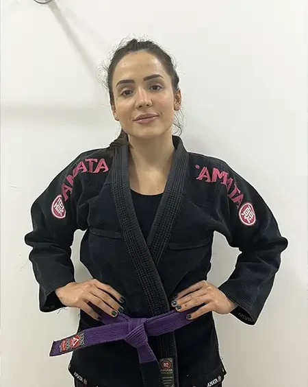 Fernanda Cosi de kimono de jiu-jitsu, retrato de estúdio